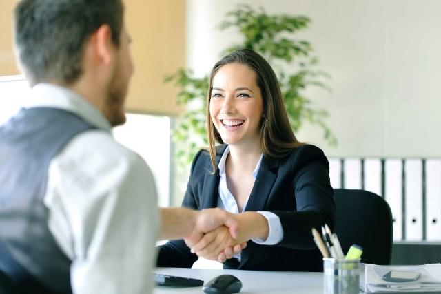 A Human 资源 representative welcomes a new employee